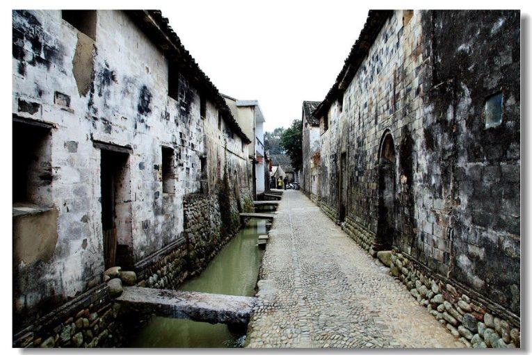 山西省朔州市怀仁市骏鸿宝昱集运站露天堆放原煤,无任何遮盖,严重污染环境